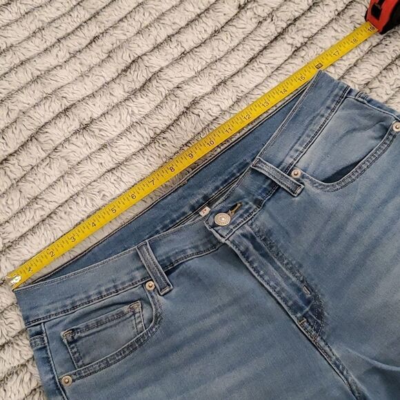 Light wash Levi's cropped jeans size 29 - Picture 8 of 12